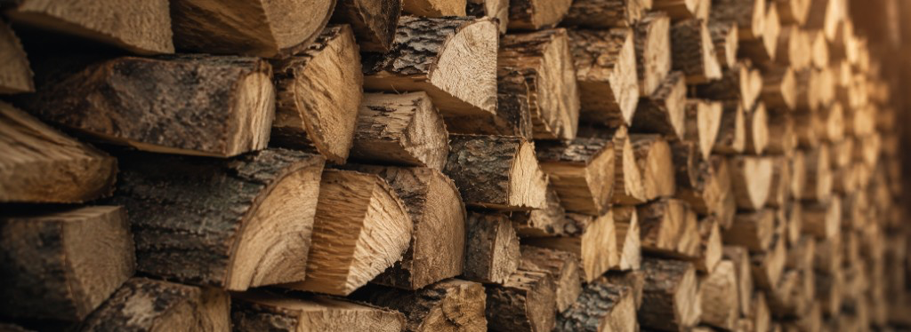 Bois de chauffage empilé — DouceFlamme